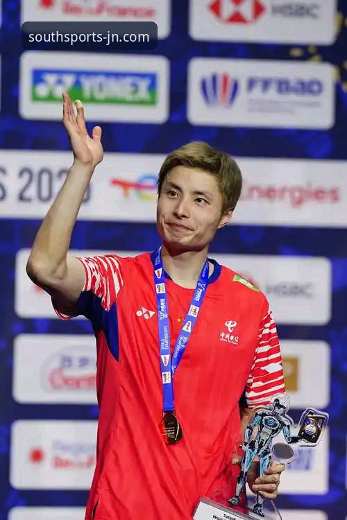 国羽男单八年等待终结，石宇奇亚锦赛登顶最新战报